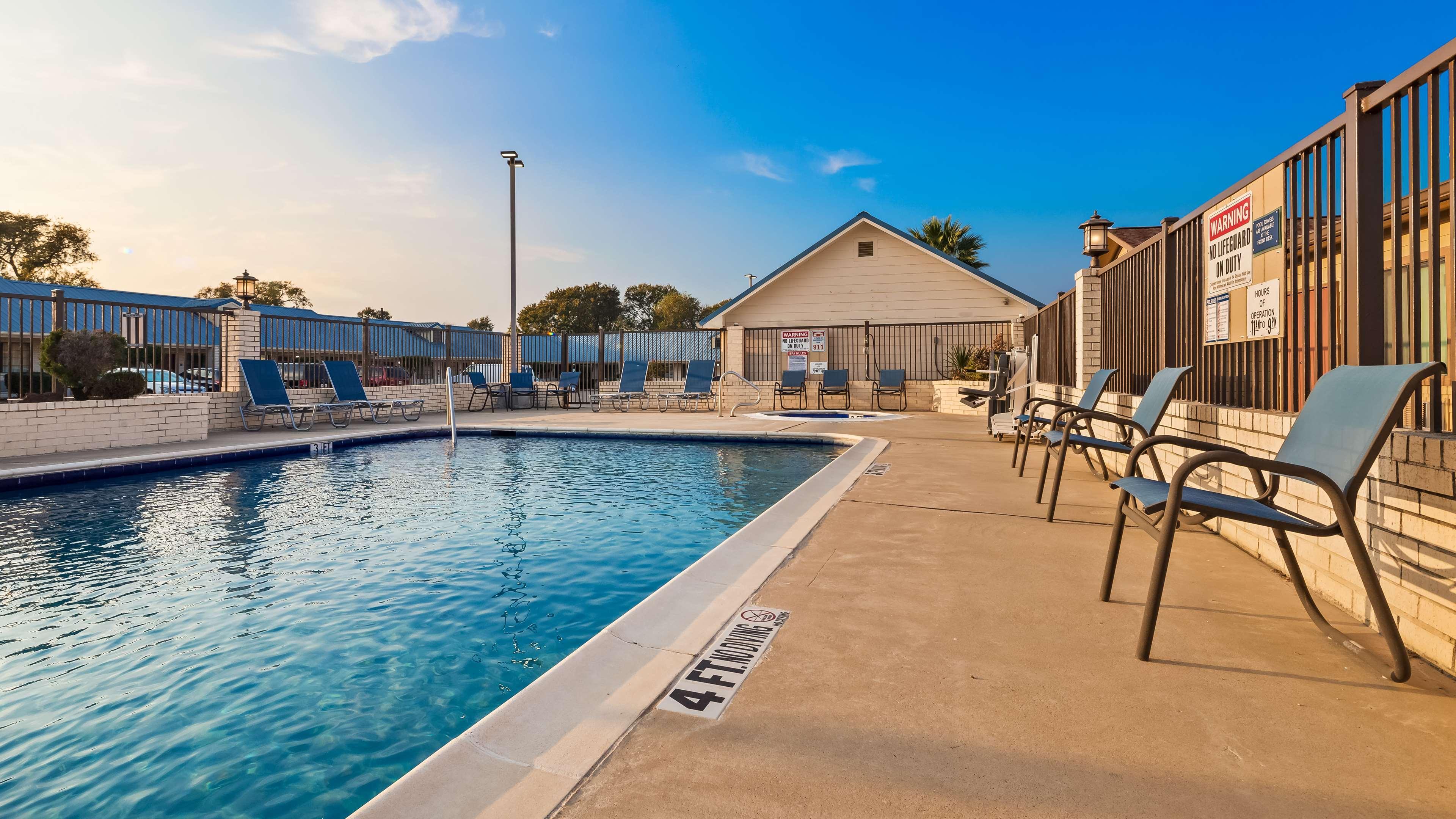 Best Western Regency Inn & Suites Gonzales Exterior photo
