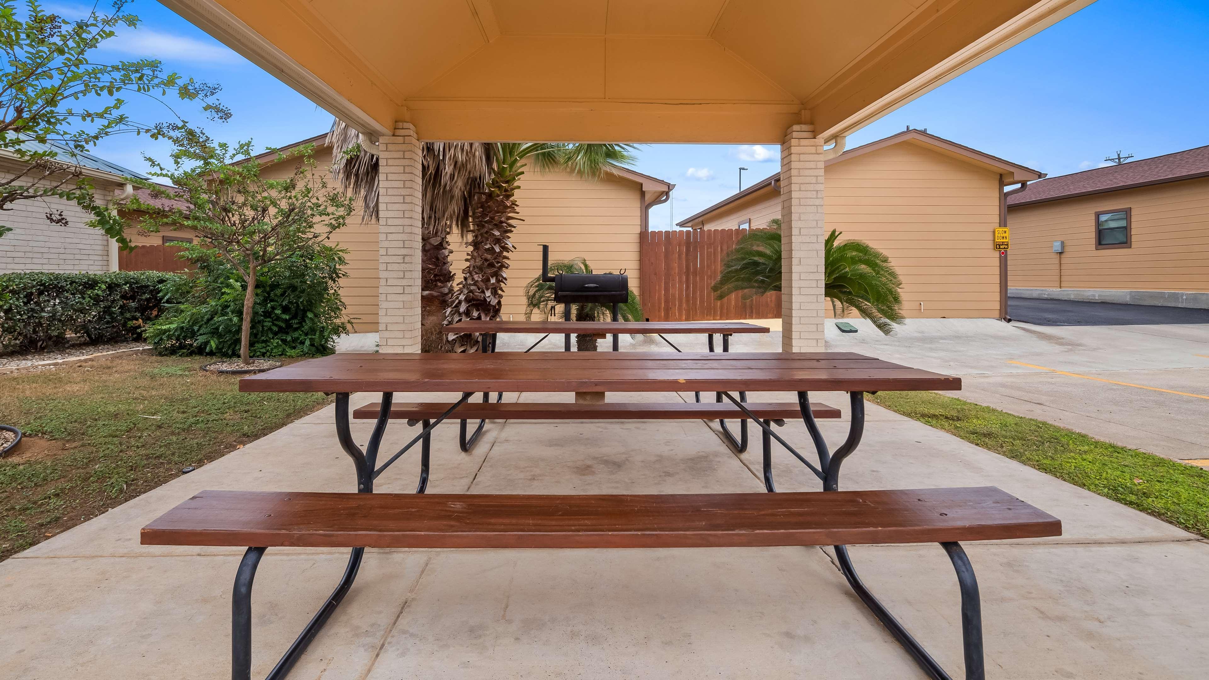 Best Western Regency Inn & Suites Gonzales Exterior photo