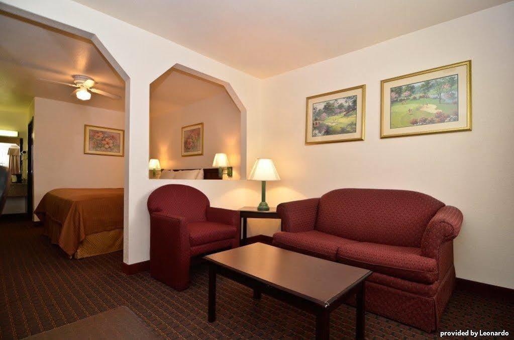 Best Western Regency Inn & Suites Gonzales Room photo
